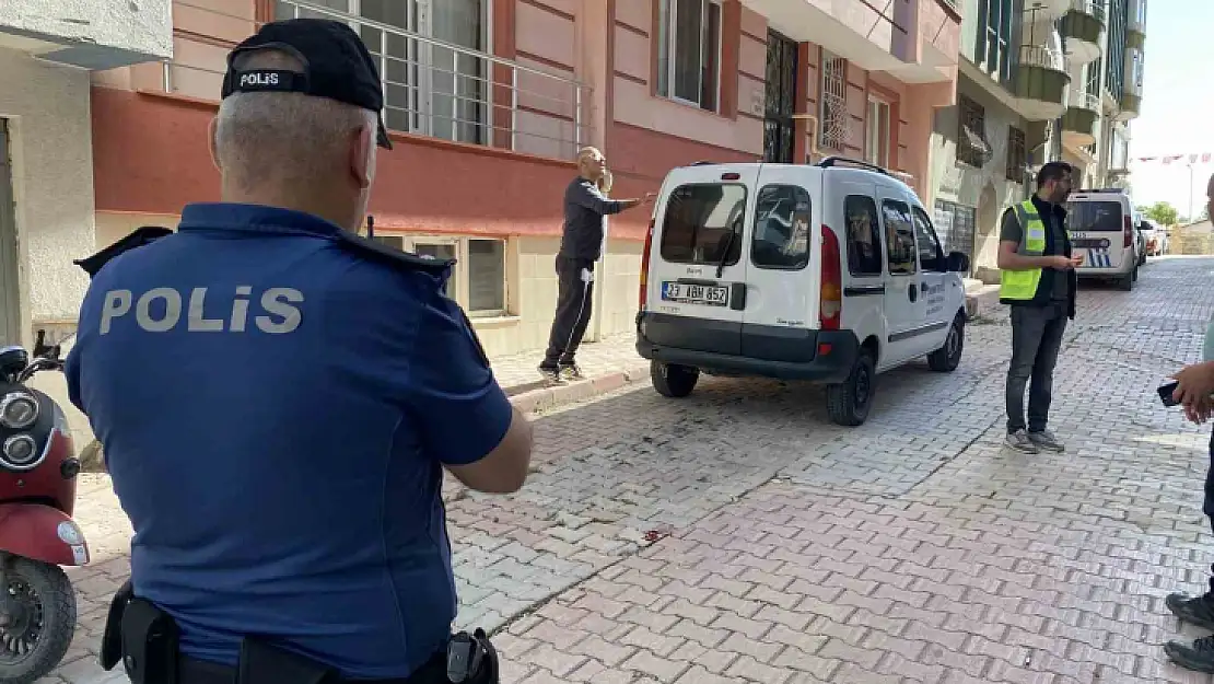 Dengesini kaybeden yaşlı kadın, 4'üncü kattan park halindeki otomobilin üzerine düştü