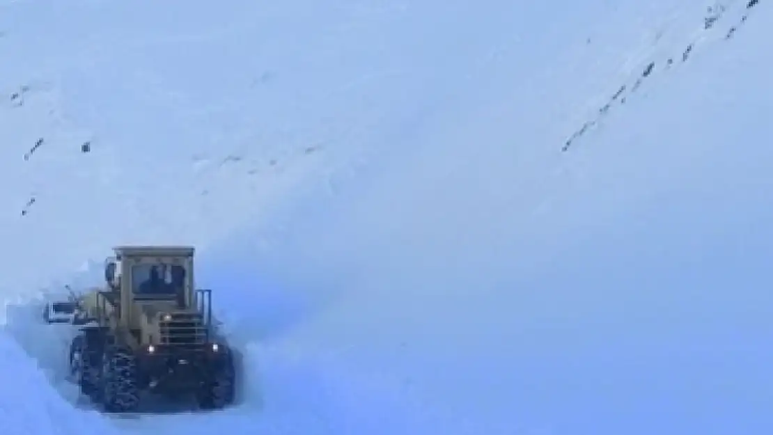 Deprem bölgesine yardımların ulaştırılması için ekipler çığ düşen yolu ulaşıma açtı