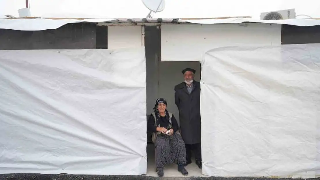 Deprem onu muhtarlık yaptığı köyünden kopardı