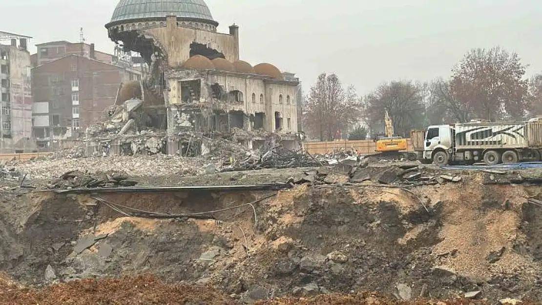 Depremde hasar alan Söğütlü Camii'nin kubbesi böyle yıkıldı