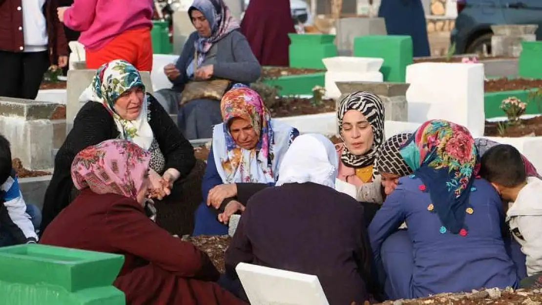 Depremde hayatını kaybedenlerin yakınları mezarlıktan ayrılmıyor