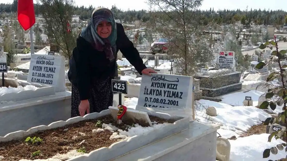 Depremde oğlunu, gelinini ve torunlarını kaybeden yaşlı kadın mezarlıktan ayrılamıyor