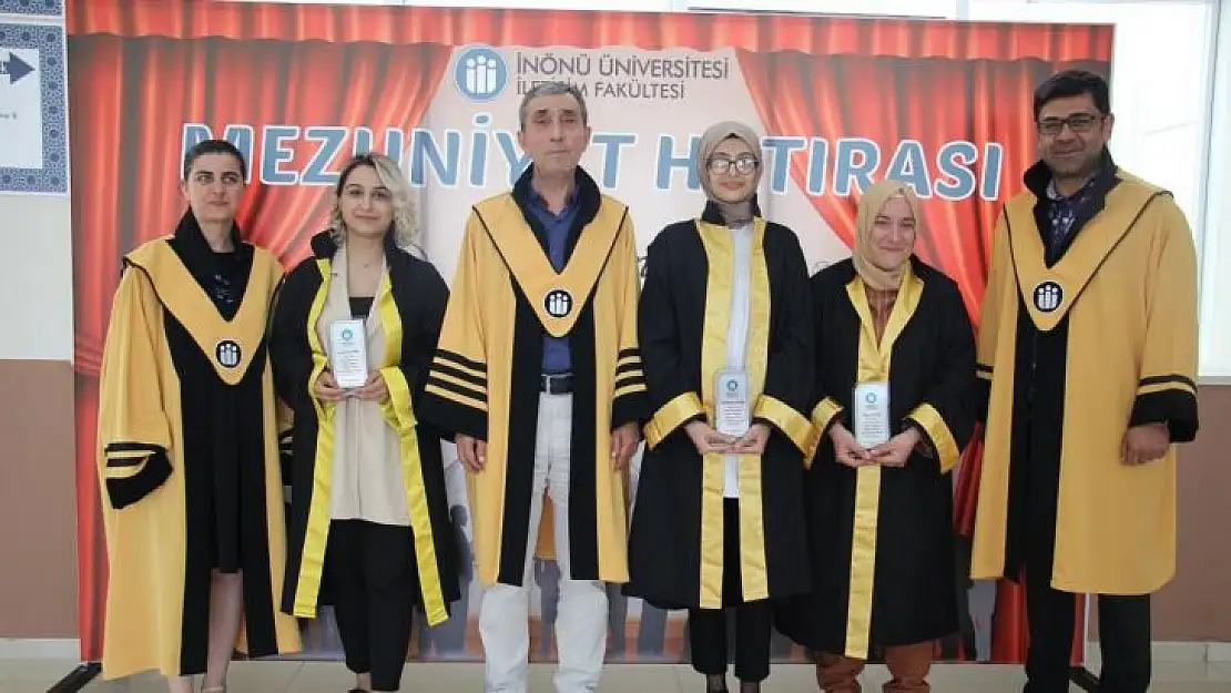 Dereceye giren iletişimcilere plaket