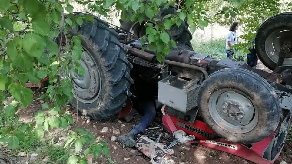 Devrilen traktörün altında kalan sürücü hayatını kaybetti