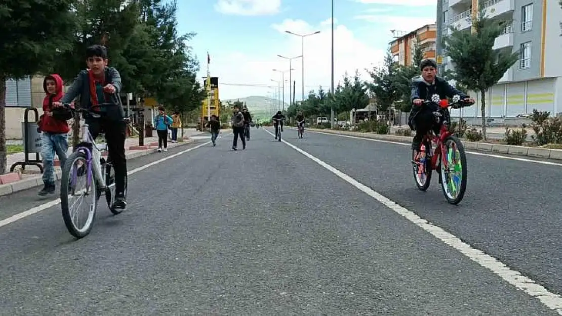 Dicle'de trafik güvenliği ve sağlıklı yaşama dikkat çekmek için pedal çevrildi