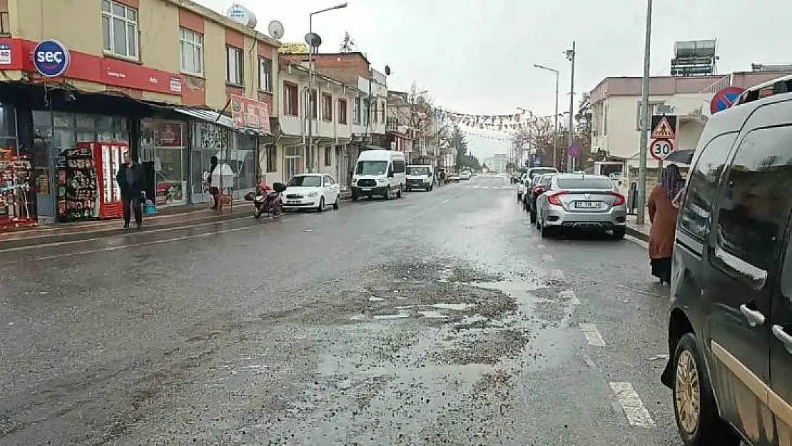 Dicle ilçesinde etkili olan yağmur çiftçileri sevindirdi