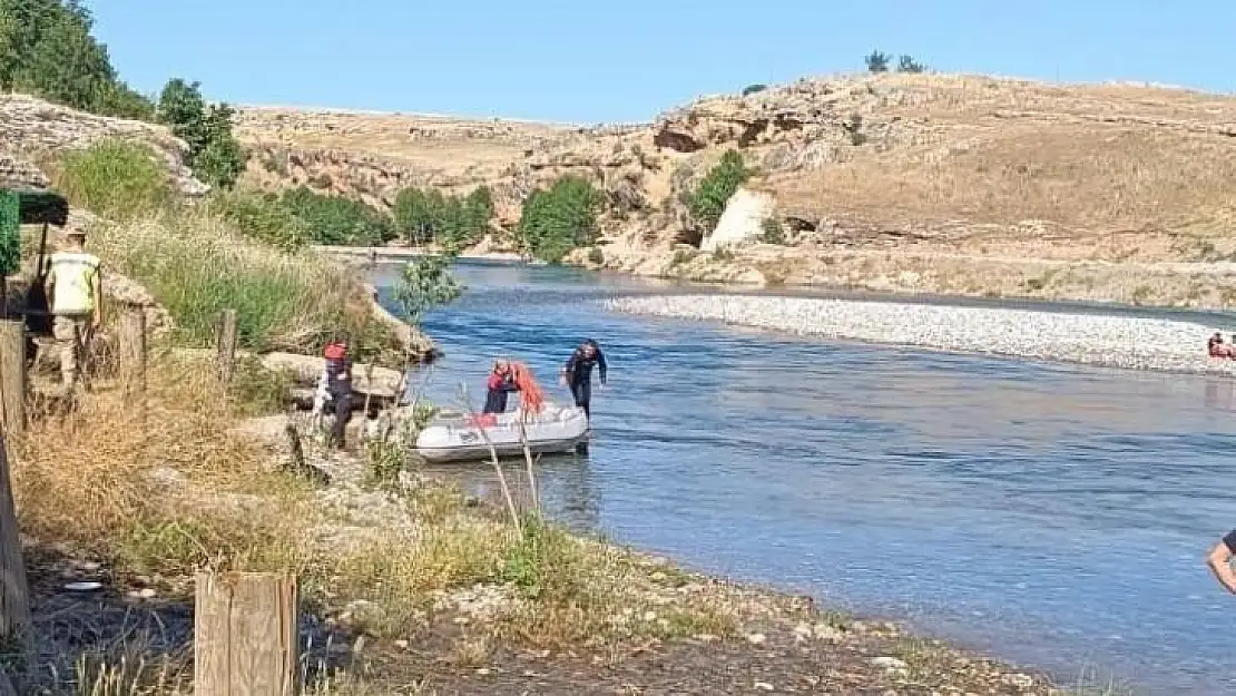 Dicle Nehri'nde mahsur kalan 4 çocuk ve genç kurtarıldı