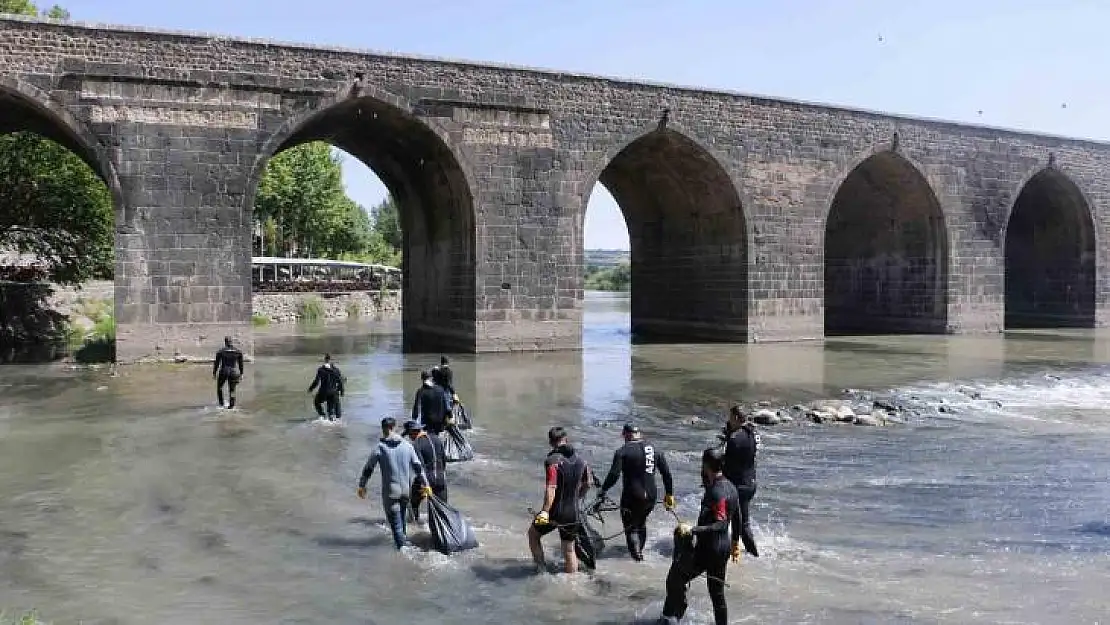 Dicle Nehri'ne depremde hayatını kaybedenler için 'vefa' çelengi bırakıldı