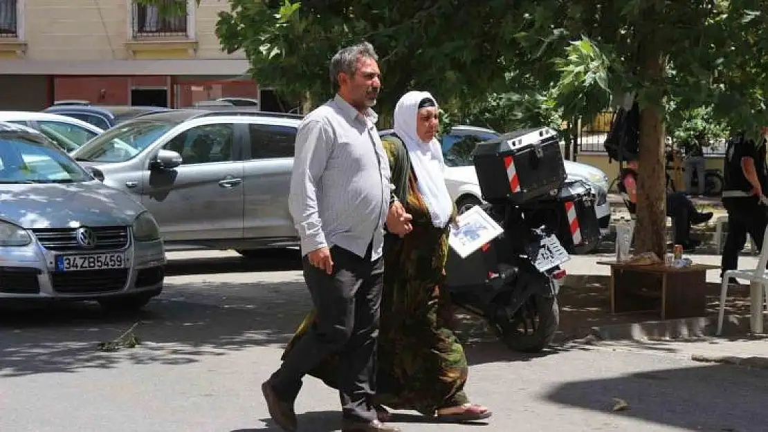 Diyarbakır annelerinin evlat nöbetine bir aile daha katıldı