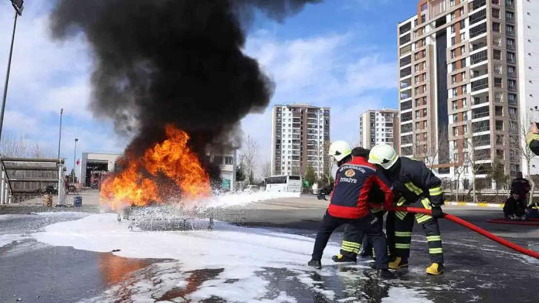 Diyarbakır Büyükşehir Belediyesi itfaiye ekiplerinden 6 bin 740 yangına müdahale