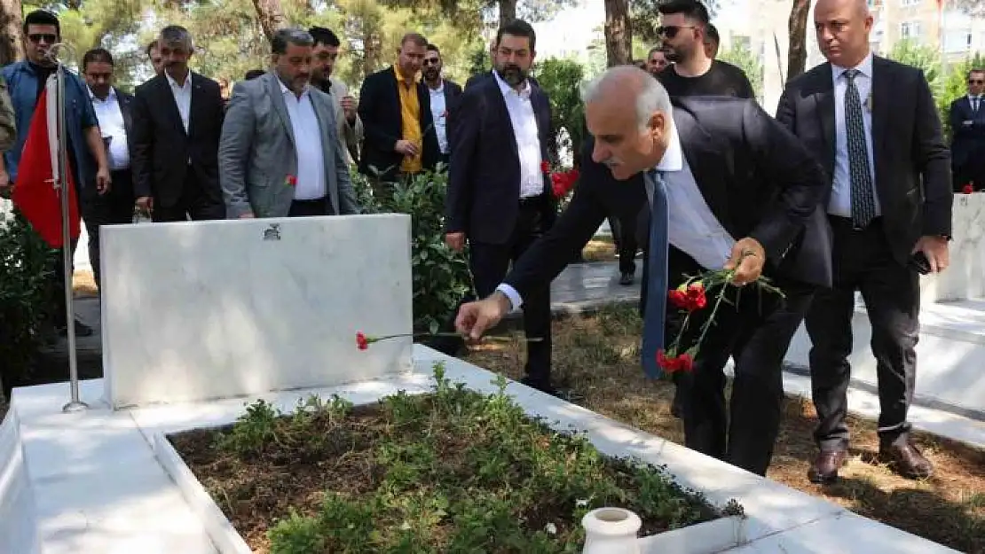 Diyarbakır'da 15 Temmuz Demokrasi ve Milli Birlik Günü etkinlikleri şehitlik ziyaretleriyle başladı