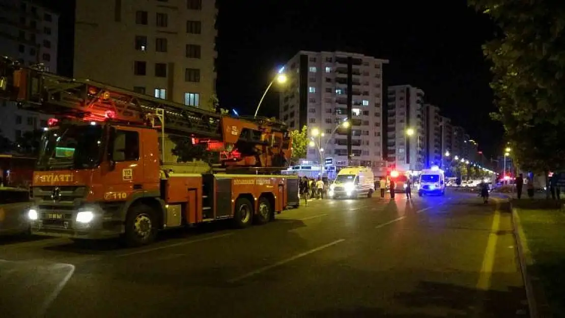 Diyarbakır'da 2 otomobil markete daldı: 1 ölü, 5 yaralı