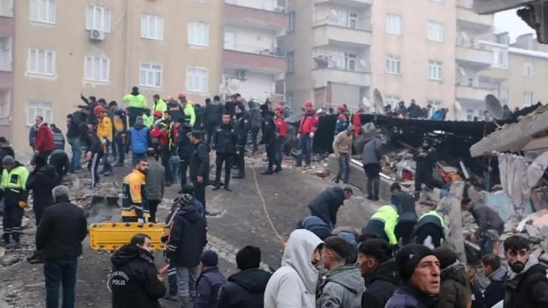 Diyarbakır'da 60 kişinin hayatını kaybettiği Yoldaş Apartmanı davasında müteahhit hakim karşısına çıktı