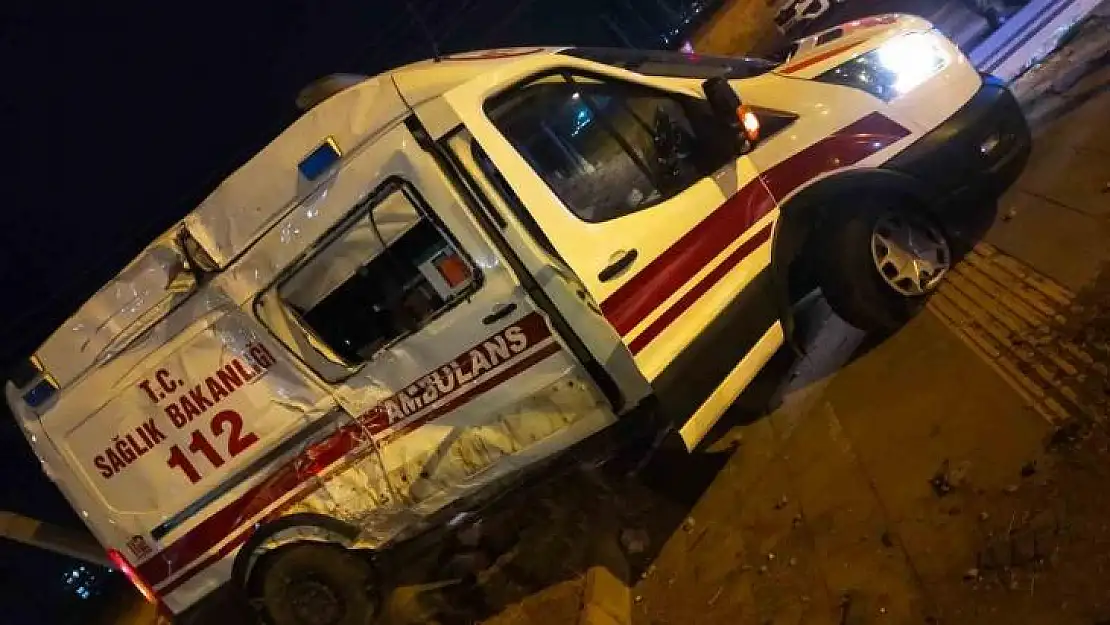 Diyarbakır'da ambulans ile belediye otobüsü çarpıştı: 3 yaralı