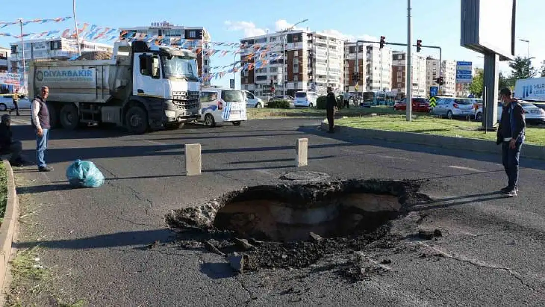 Diyarbakır'da asfalt çöktü, yol ulaşıma kapatıldı