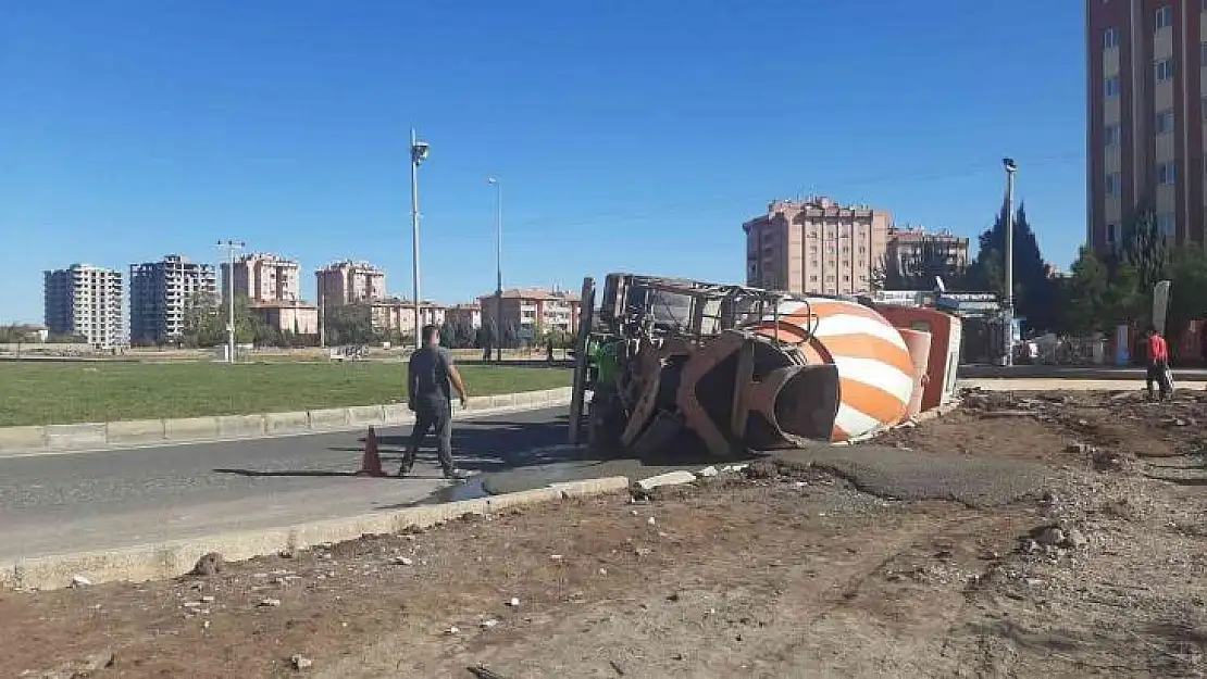Diyarbakır'da beton mikseri kavşağı dönemeyerek kaldırıma devrildi, sürücü yaralandı