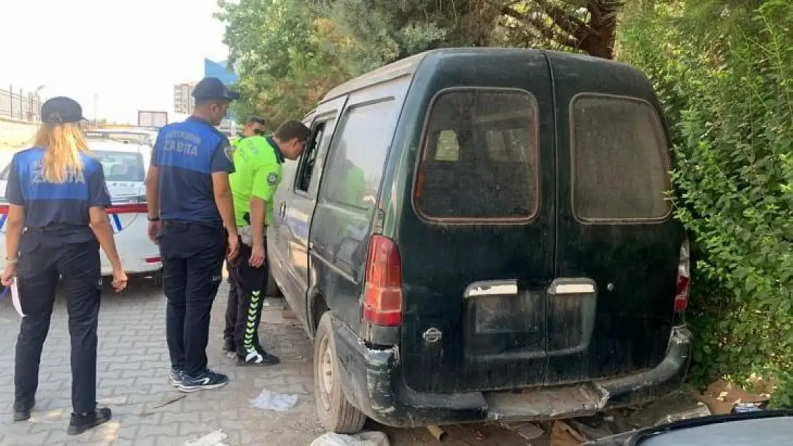 Diyarbakır'da çevre kirliliğine yol açan hurda araçlar çekildi