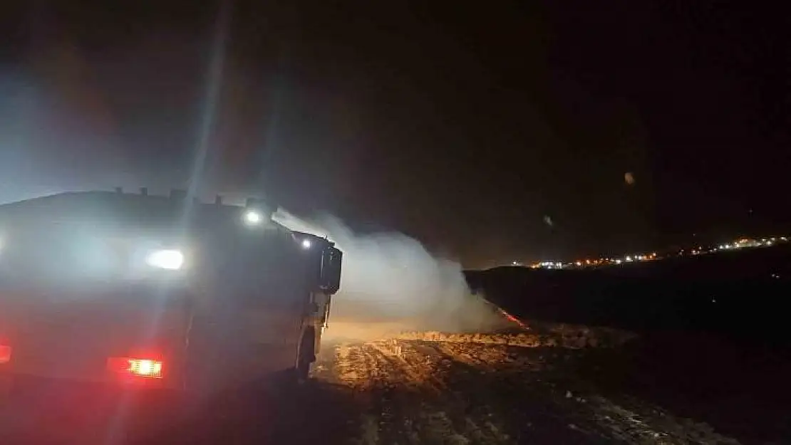 Diyarbakır'da çıkan anız yangını TOMA'ların desteğiyle söndürüldü