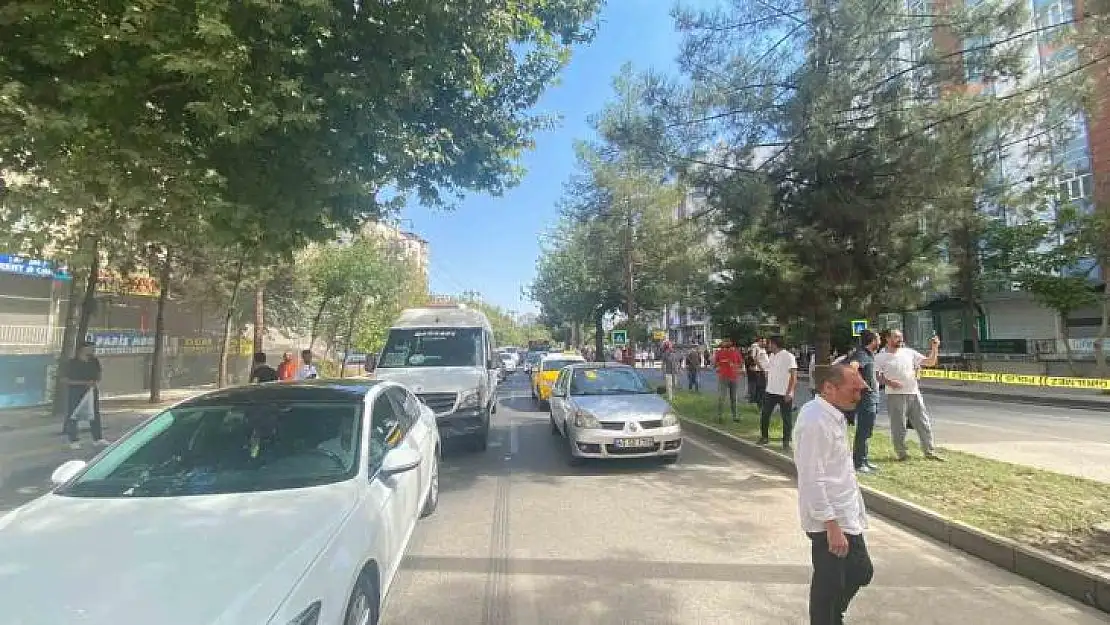 Diyarbakır'da çöken binadan oluşan toz bulutu araç trafiği oluşturdu