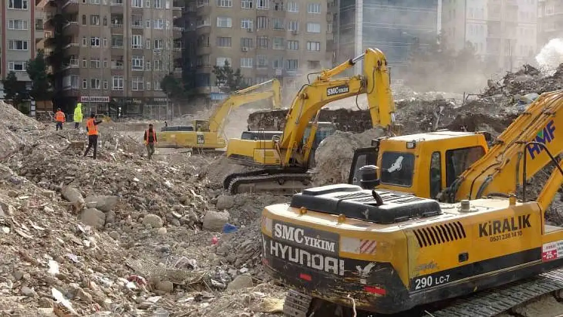 Diyarbakır'da enkaz kaldırma çalışmaları devam ediyor