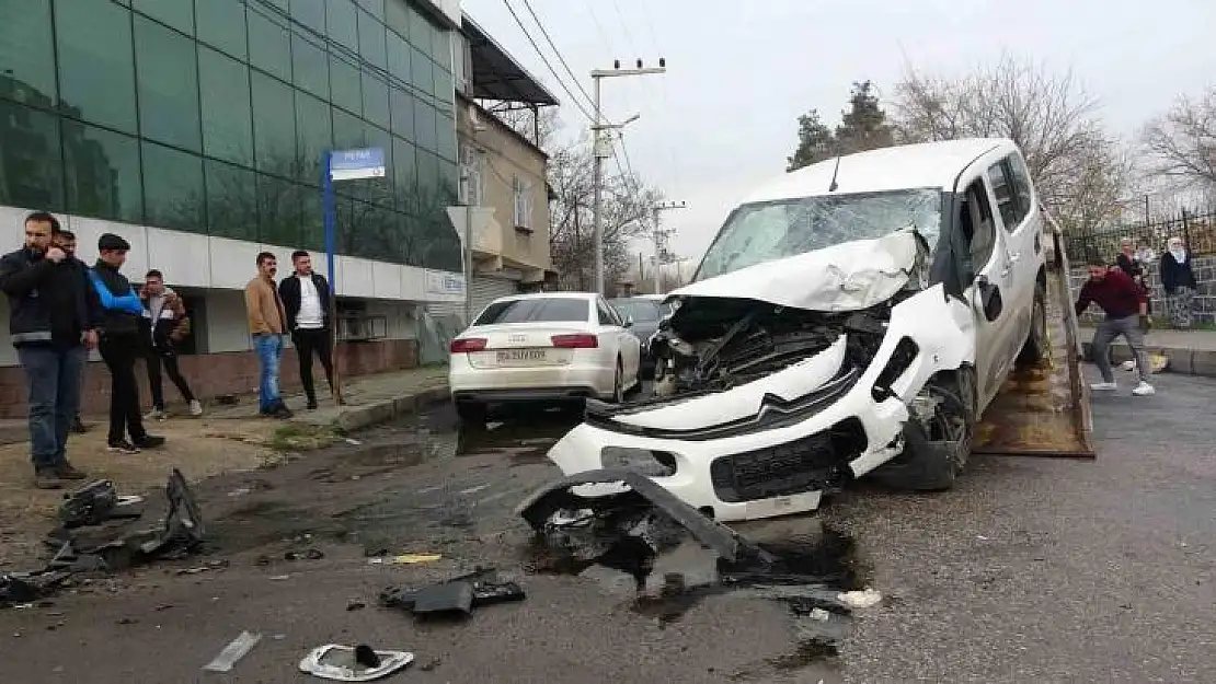 Diyarbakır'da feci kaza güvenlik kamerasına yansıdı: 1 ölü, 3 ağır yaralı