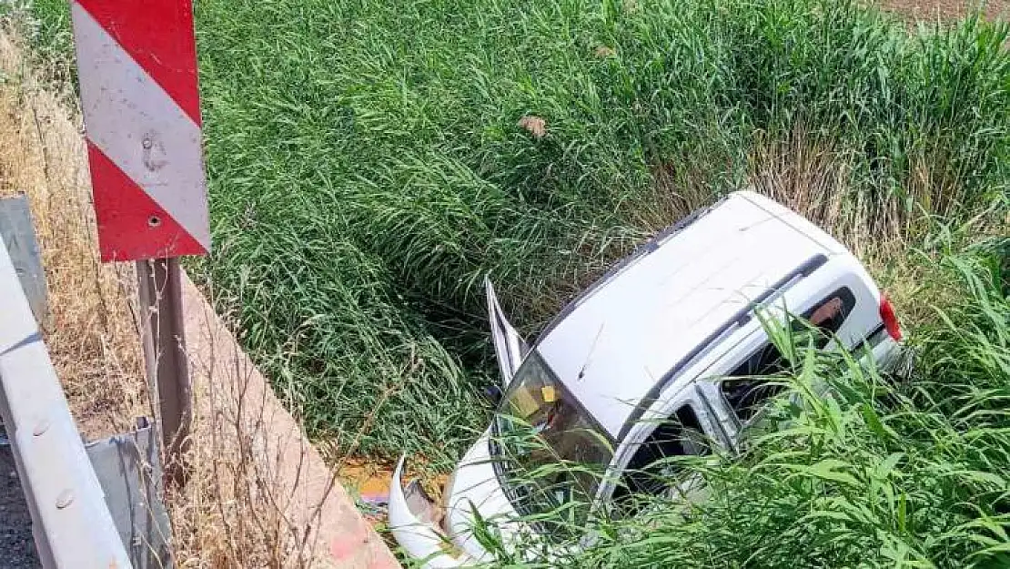 Diyarbakır'da hafif ticari araç yol kenarına savruldu: 1 yaralı