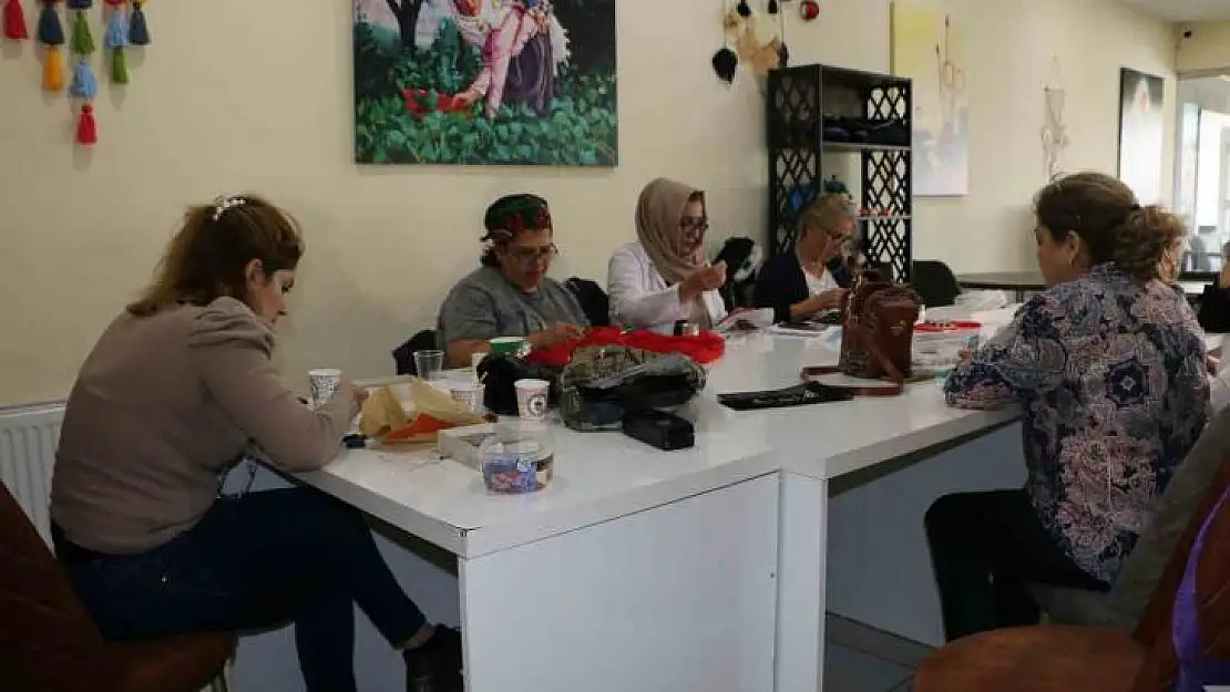 Diyarbakır'da Hanımevi Millet Kıraathanesine giden kadınlar ev ekonomisine katkı sağlayıp sosyalleşiyor