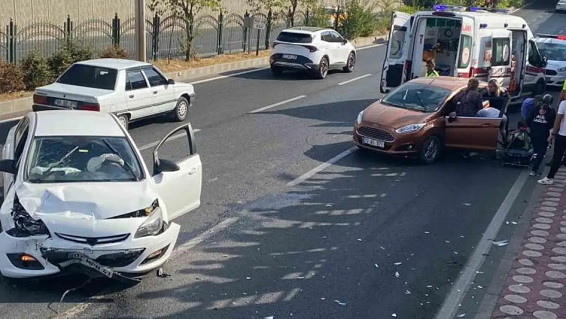 Diyarbakır'da iki otomobil çarpıştı: 1 yaralı