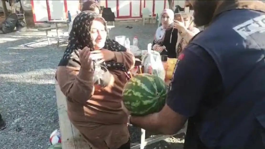 Diyarbakır'da kadın izciye karpuzlu doğum günü sürprizi