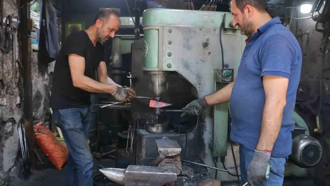 Diyarbakır'da kavurucu sıcaklara rağmen ateş önünde baba mesleğini 24 yıldır sürdürüyor