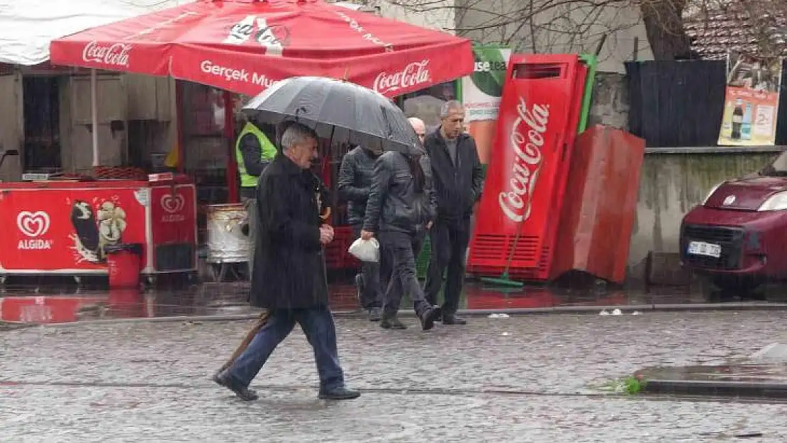 Diyarbakır'da kısa süreli sağanak yağış etkili oldu