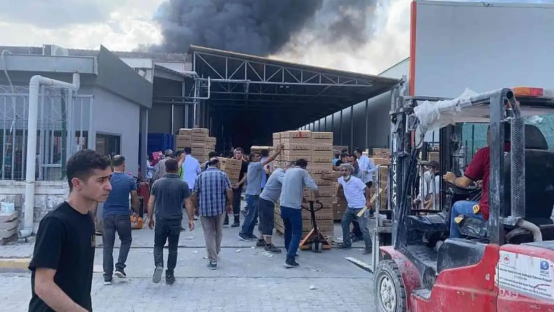 Diyarbakır'da kozmetik fabrikasındaki yangında 11 kişi dumandan etkilendi