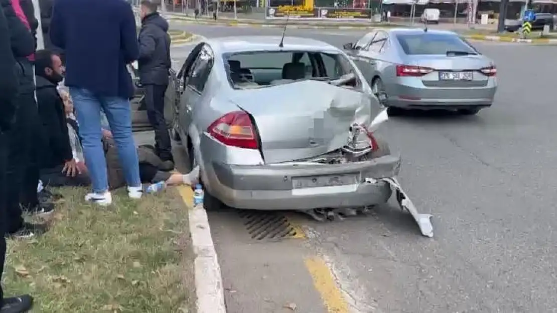 Diyarbakır'da minibüs ile otomobil çarpıştı: 2 yaralı