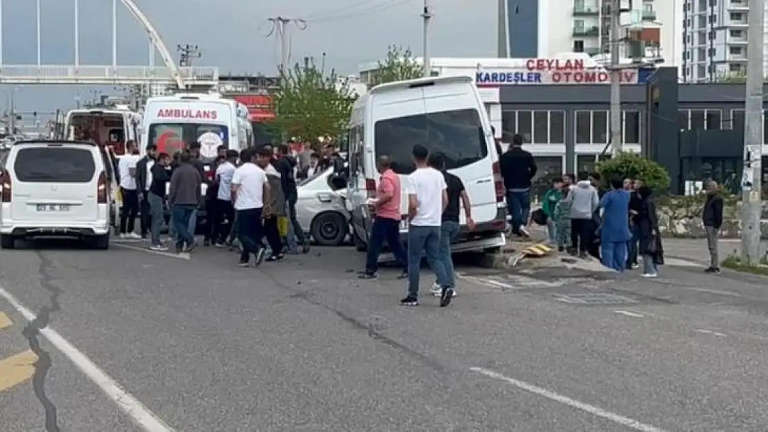 Diyarbakır'da minibüs ile otomobil çarpıştı: 3 yaralı