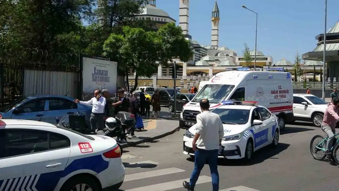 Diyarbakır'da otomobiller kavşakta çarpıştı: 2 yaralı