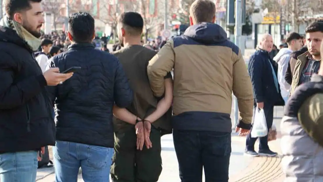 Diyarbakır'da polise taş attığı tespit edilen 200'e yakın kişi gözaltına alındı