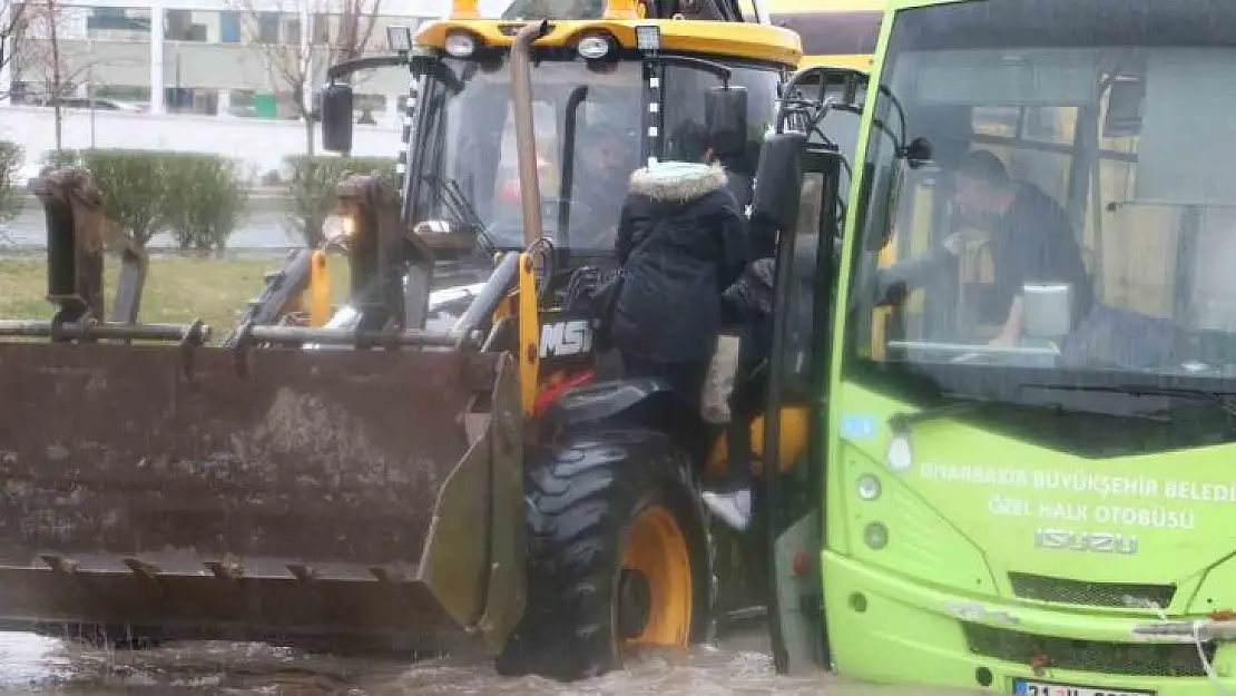 Diyarbakır'da selin ortasında mahsur kalan yolcuları vatandaş tahliye etti