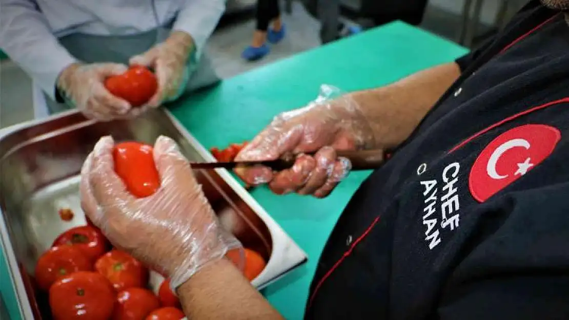 Diyarbakır'da taşımalı eğitim gören öğrencilerin yemeği meslek liselilerden