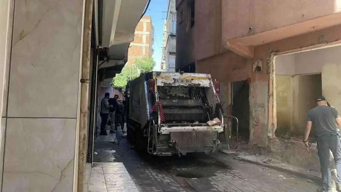 Diyarbakır'da terör yandaşları belediyenin çöp arabasını ateşe verdi