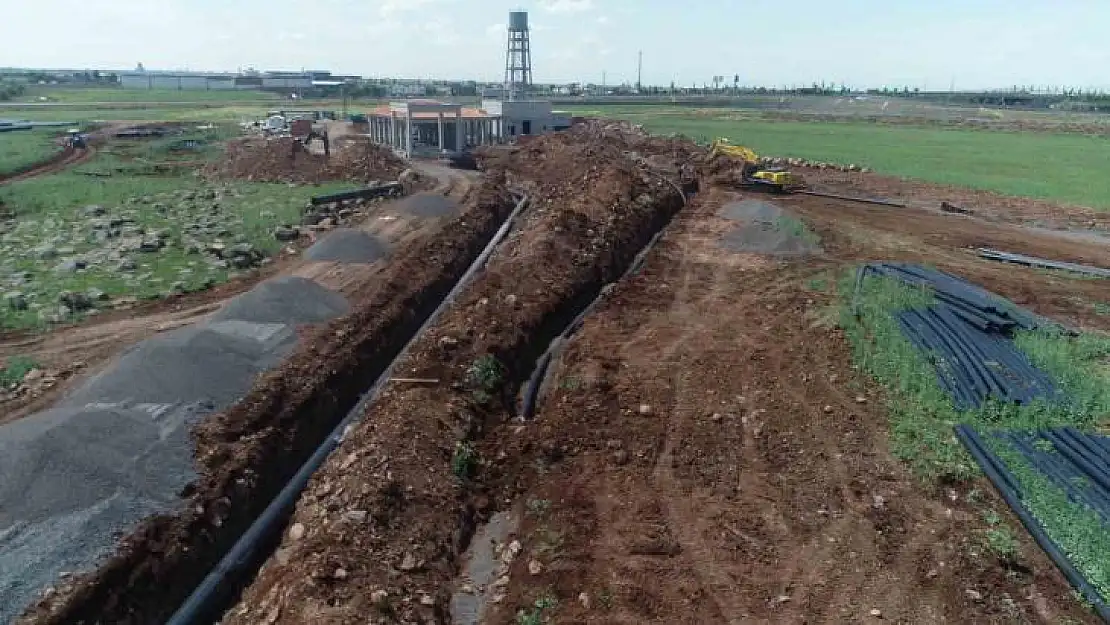 Diyarbakır'da TOKİ deprem konutlarının içmesuyu isale hattında çalışmalar devam ediyor