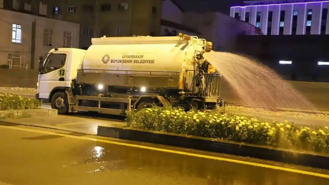 Diyarbakır'da yeşil alanları sıcaklardan koruma çalışmaları sürüyor