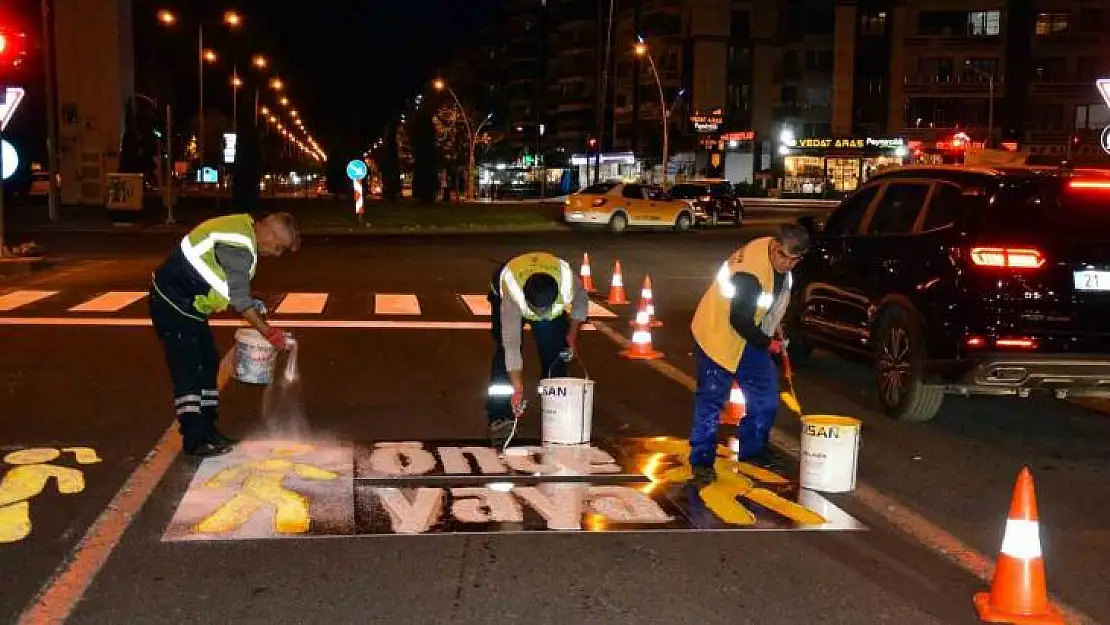 Diyarbakır'da yol çizgi yenileme çalışmaları sürüyor