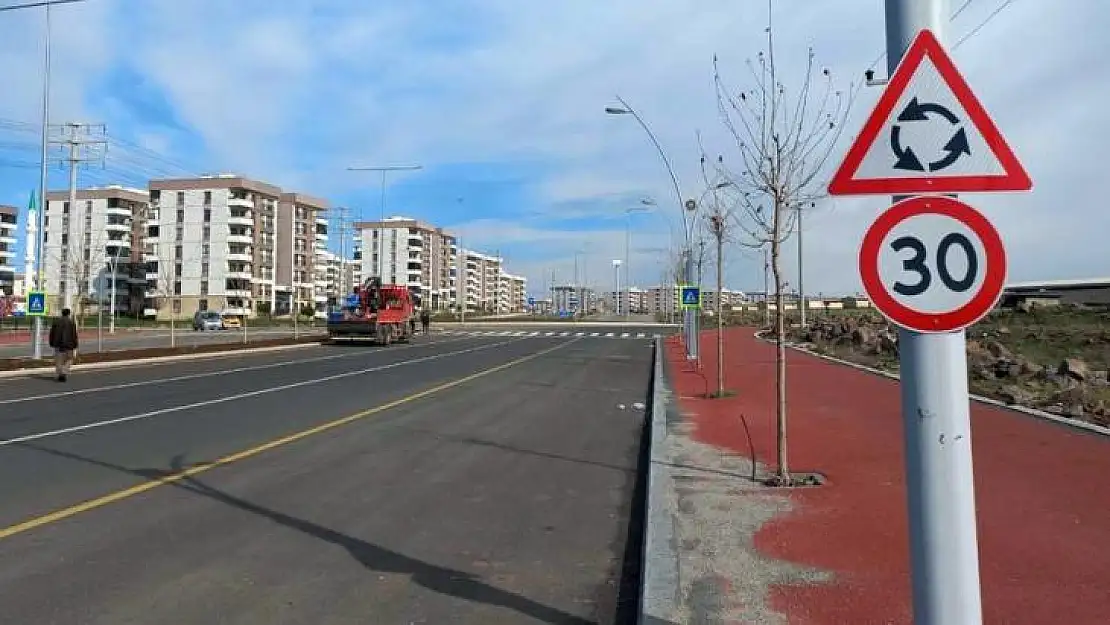 Diyarbakır'da yol güvenliği için trafik levhaları konuldu