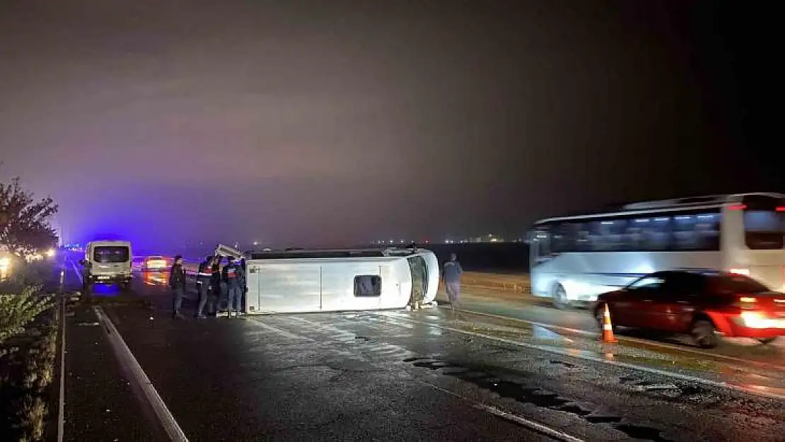 Diyarbakır'da yolcu minibüsü devrildi: 14 yaralı