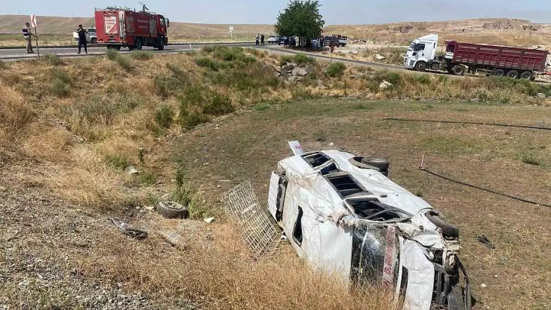 Diyarbakır'da yolcu minibüsü ile pikap çarpıştı: 1'i çocuk 3'ü ağır 14 yaralı