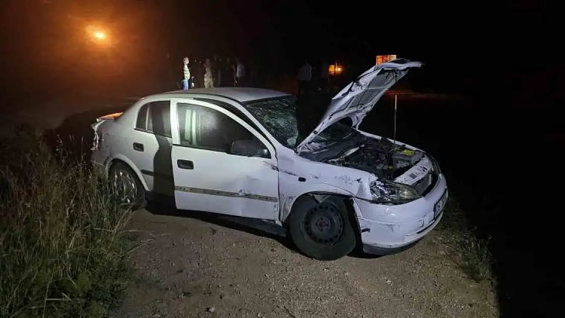 Diyarbakır'da yük treni otomobile çarptı: 2 yaralı