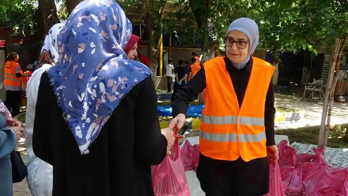 Diyarbakır'da yüzlerce aileye kurban eti ulaştırıldı