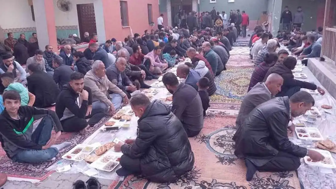 Diyarbakır'da yüzlerce medrese talebesi iftarda buluştu