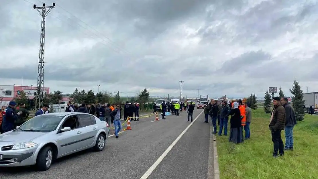 Diyarbakır Elazığ karayolu 16. kilometresinde yolda çalışma yapan karayolları personeli seyir halindeki ticari bir aracın çarpması sonucu meydana gelen trafik kazasında 3 karayolu personeli hayatını kaybederken, 1 personel ise yaralandı.