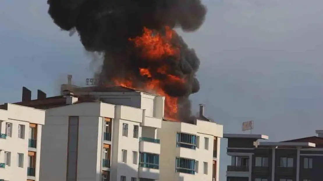 İtfaiye erleri alevlerin arasında kaldı!